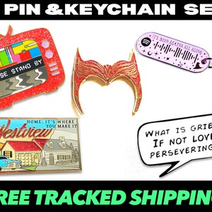 コミック レッド ウィッチ ピン セット: ハード エナメル ピン 4 個、Spotify キーチェーン 1 個、無料ホログラフィック ステッカー | コミック ラブ ギフト コスチューム レトロ