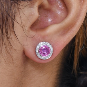 Aretes de aretes de talla redonda con diamantes de zafiro rosa en oro / Aretes de diamantes con halo de zafiro rosa natural en oro / Aretes de zafiro rosa en oro