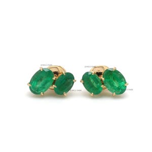 Pendientes de oro con dos piedras de corte ovalado y esmeralda / Pendientes de oro con esmeralda natural de corte ovalado / Pendientes de oro con engaste de garras y esmeralda ovalada
