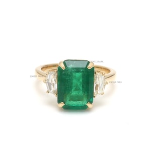 Emerald diamond three stone solitaire ring gold | Natural emerald cut emerald trapezoid diamond ring gold | Emerald diamond solitaire ring