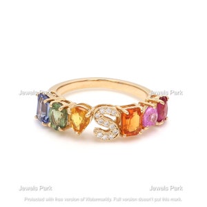 Anel de banda de eternidade com nome inicial de safira arco-íris em ouro 14k 18k | Anel de carta com corte esmeralda de safira natural | Anel arco-íris anel inicial dourado