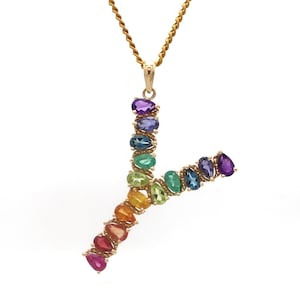 Pingente com letra inicial Y em corte de pêra com pedra preciosa arco-íris | Colar com letra de nome e pingente com letra grande | Pingente com ombre arco-íris com várias pedras preciosas dourado