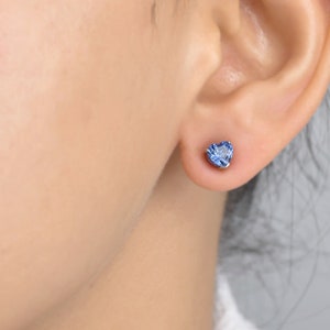 Blauwe saffier hartvormige oorknopjes 14K goud | Natuurlijke 5MM blauwe saffier hart oorknopjes goud | Blauwe saffier hart oorbellen goud