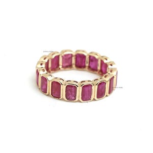 Anello a fascia eternity in oro con rubino taglio smeraldo e castone / Anello impilabile in oro con rubino rosso naturale / Anello a fascia in oro con rubino e castone