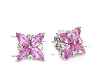 Può includere: Un paio di orecchini a forma di fiore in zaffiro rosa e diamanti. Gli orecchini sono incastonati in oro bianco.