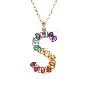 Pingente com letra inicial em corte de pêra com pedra preciosa arco-íris | Colar com letra de nome e pingente com letra S grande | Colar com várias pedras preciosas em arco-íris ombré dourado