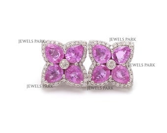 Può includere: Un paio di orecchini quadrati con un design floreale. Gli orecchini sono in metallo bianco e presentano pietre preziose rosa circondate da pietre preziose bianche più piccole.