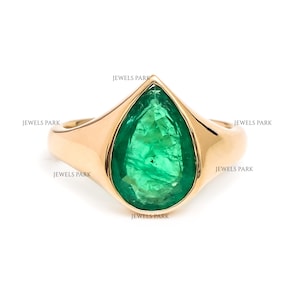 Emerald signet ring gold | Vintage-inspired minimal emerald signet ring gold | Green emerald signet ring gold | Emerald pear ring Gold