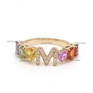 Anel de banda de eternidade com nome inicial de safira arco-íris em ouro 14k 18k | Anel de carta com corte esmeralda de safira natural | Anel arco-íris anel inicial dourado