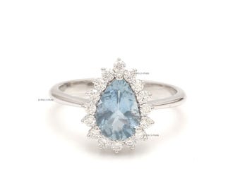 Anillo de oro con halo de diamantes y aguamarina natural en forma de pera / Solitario de aguamarina de Jewels Park