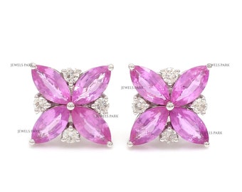 Può includere: Un paio di orecchini a bottone a forma di fiore in zaffiro rosa e diamante. Gli orecchini sono incastonati in oro bianco e presentano quattro zaffiri rosa a forma di fiore, circondati da diamanti.