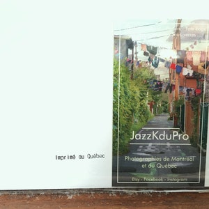 K&ouml;nnte beinhalten: Ein Foto-Druck mit einer Stra&szlig;enszene in Montreal, Quebec, mit W&auml;scheleinen. Der Druck enth&auml;lt den Text "JazzKduPro" und "Photographies de Montr&eacute;al et du Qu&eacute;bec."