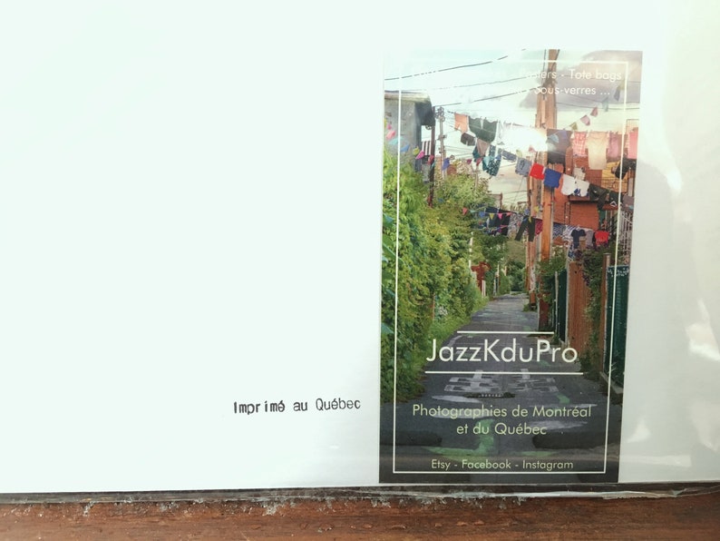 K&ouml;nnte beinhalten: Ein Foto-Druck mit einer Stra&szlig;enszene in Montreal, Quebec, mit W&auml;scheleinen. Der Druck enth&auml;lt den Text "JazzKduPro" und "Photographies de Montr&eacute;al et du Qu&eacute;bec."