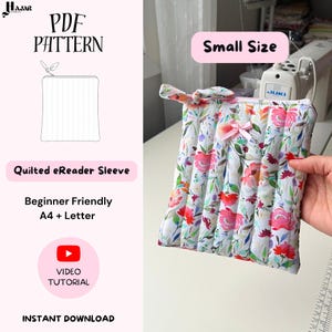Puede incluir: Una funda acolchada para eReader con un estampado floral en rosa, rojo y blanco. La funda está etiquetada como "Small Size" y está diseñada para tamaños A4 y Letter. También se ve el texto "PDF Pattern" y "Beginner Friendly".