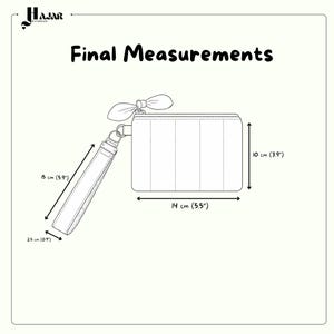 Puede incluir: Un dibujo lineal en blanco y negro de un estuche rectangular con cremallera, correa de mu&ntilde;eca y un lazo. El texto dice Final Measurements. El estuche mide 14 cm de ancho por 10 cm de alto, con una correa de 15 cm de largo y 2,5 cm de ancho.