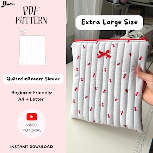 Könnte beinhalten: Weiß gesteppte eReader-Hülle mit rotem Kirschmuster und roter Schleife. Die Hülle ist als "Extra Large Size" gekennzeichnet und für die Formate A4 und Letter geeignet. Der Text "PDF PATTERN" und "VIDEO TUTORIAL" sind ebenfalls sichtbar.