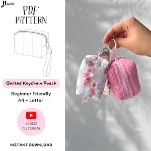 Op de afbeelding: Een PDF-patroon voor een gewatteerd sleutelhanger-tasje met een lijntekening van een rechthoekig tasje met rits en polsbandje. Twee fysieke tasjes zijn afgebeeld: een met een roze bloemenprint en een strikje, en een van roze textuurstof.