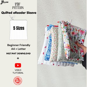 Op de afbeelding: Een collectie van vijf gewatteerde eReader-hoezen met diverse bloemen- en kersenpatronen en ritssluitingen. De tekst links luidt PDF PATTERN, Quilted eReader Sleeve, 5 Sizes, Beginner Friendly, A4 + Letter, INSTANT DOWNLOAD en VIDEO TUTORIAL.