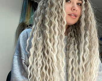 Synthetic crochet dreads extends dark blond to cold ash blond. Boho de dreadlocks ombre