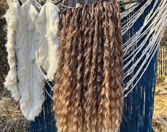Wavy synthetic dreads Synthetic crochet dreads extends warm brown and sun-bleached tips. Boho style dreads de dreadlocks ombre