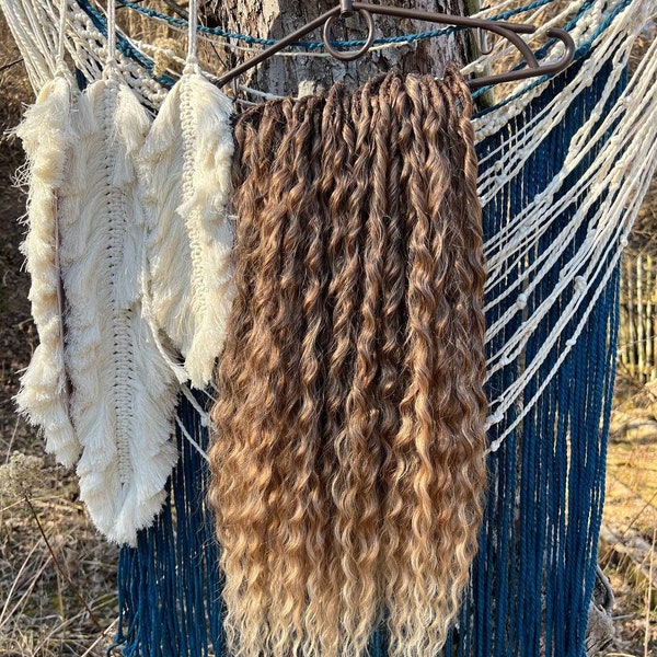 Wavy synthetic dreads Synthetic crochet dreads extends warm brown and sun-bleached tips. Boho style dreads de dreadlocks ombre