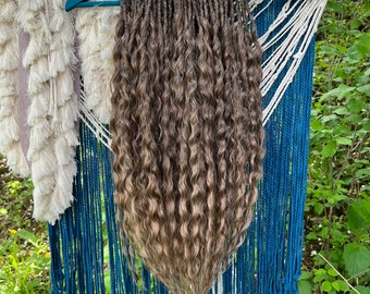 DE curly synthetic dreads extends dark brown with light brown. Synthetic dreadlocks double ended