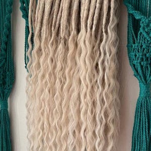 ライトブロンドのカールしたウェーブヘアセット、両端に編んだ合成ドレッドエクステンション、一時的なロングドレッドヘアのフルセット、妻への贈り物