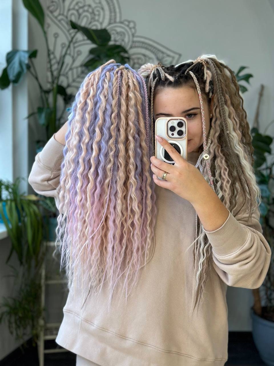 A Set of Long 60 DE Curly Hair Extensions in Shades of 