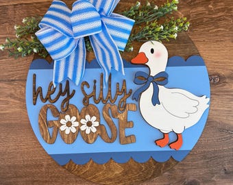 Hey, ganso tonto, colgador de puerta para primavera, letrero de bienvenida caprichoso para la puerta principal, letrero de ganso para el porche, regalo del Día de la Madre para la hermana, azul