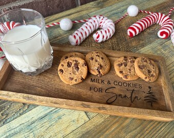 サンタへのミルクとクッキーのパーソナライズされた木製トレイ、クリスマスイブの伝統、新米パパママへの家族向けクリスマスギフト、サンタのクッキープレート
