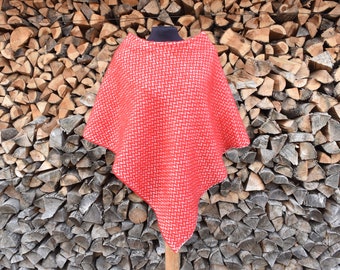 Poncho en laine d'agneau rouge de taille moyenne Cape en laine d'agneau rouge de taille moyenne Cape en laine d'agneau rouge de taille moyenne Cape en laine rouge de taille moyenne