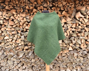 Poncho in lana d'agnello verde scuro taglia medio-piccola Mantello in lana d'agnello verde scuro taglia S-M Mantello in lana d'agnello verde taglia medio-piccola Poncho verde