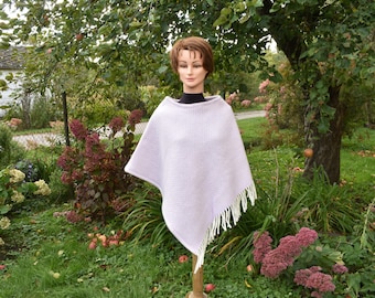 Kleiner Lammwoll Poncho: Hell-Lilafarbenes Woll Cape