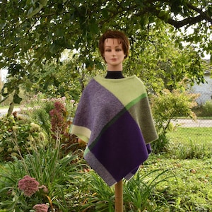 Medium size check multicolor lamb&#39;s wool poncho Check lamb&#39;s wool multicolor cloak Check lamb&#39;s wool cape Violet green lamb&#39;s wool poncho