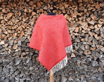 Poncho en laine d'agneau rouge de taille moyenne Cape en laine d'agneau rouge de taille moyenne Cape en laine d'agneau rouge de taille moyenne Cape en laine rouge de taille moyenne