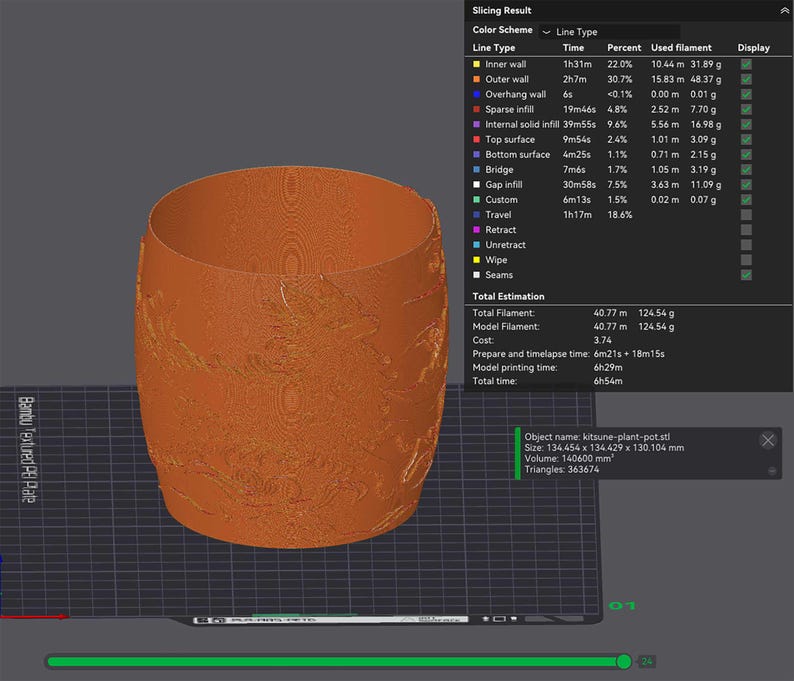 Puede incluir: Una maceta naranja renderizada en 3D con una superficie texturizada. La maceta tiene una abertura ancha y una forma cil&iacute;ndrica. La imagen incluye una tabla de resultados de corte con detalles de impresi&oacute;n y dimensiones del objeto.