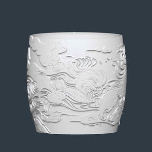 Puede incluir: Un recipiente cil&iacute;ndrico blanco con un intrincado dise&ntilde;o en relieve de nubes y l&iacute;neas fluidas. El dise&ntilde;o envuelve toda la superficie, creando una apariencia texturizada y art&iacute;stica. El recipiente tiene un borde superior liso y sin adornos.