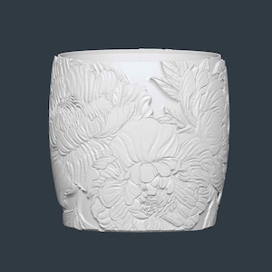 Peut inclure: Un r&eacute;cipient cylindrique blanc avec un motif floral en relief. La sculpture d&eacute;taill&eacute;e pr&eacute;sente de grandes fleurs de pivoines et des feuilles, cr&eacute;ant une surface textur&eacute;e. Le r&eacute;cipient a un bord et une base lisses et sans ornements.