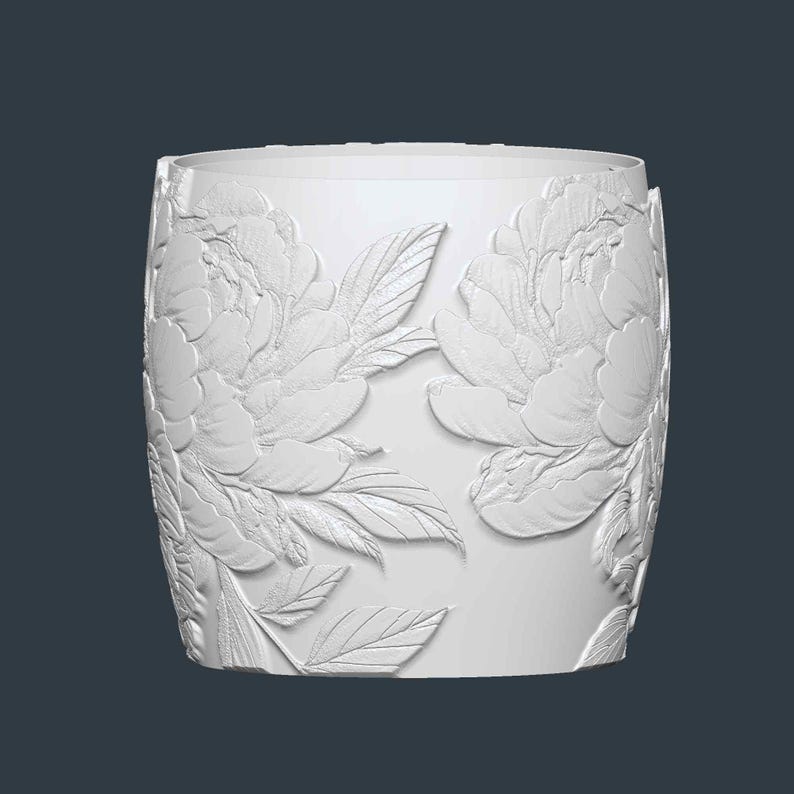 Peut inclure: Un tabouret de jardin cylindrique blanc avec un motif floral de pivoine sculpt&eacute; sur la surface. La sculpture en relief pr&eacute;sente des p&eacute;tales et des feuilles d&eacute;taill&eacute;s, cr&eacute;ant une pi&egrave;ce d&eacute;corative textur&eacute;e.