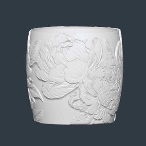 Peut inclure: Objet d&eacute;coratif cylindrique blanc avec un motif floral en relief d&eacute;taill&eacute;. Le design pr&eacute;sente de grandes fleurs de pivoines et des feuilles, cr&eacute;ant une surface textur&eacute;e. L'objet est pos&eacute; sur un fond sombre.