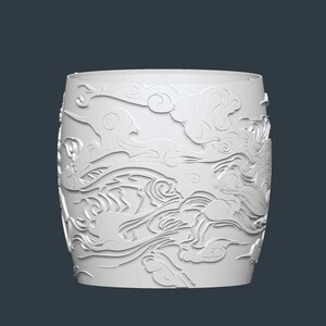 Puede incluir: Objeto decorativo cil&iacute;ndrico blanco con un detallado patr&oacute;n en relieve de nubes arremolinadas y olas estilizadas. El dise&ntilde;o est&aacute; tallado en la superficie, creando una apariencia texturizada. El objeto tiene una parte superior e inferior lisas y redondeadas.