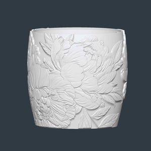 Peut inclure: Vase cylindrique blanc avec un relief d&eacute;taill&eacute; de fleurs et de feuilles de pivoines. Le motif floral est en relief, cr&eacute;ant une surface textur&eacute;e. Le vase a une forme lisse et arrondie, id&eacute;al pour la d&eacute;coration int&eacute;rieure.
