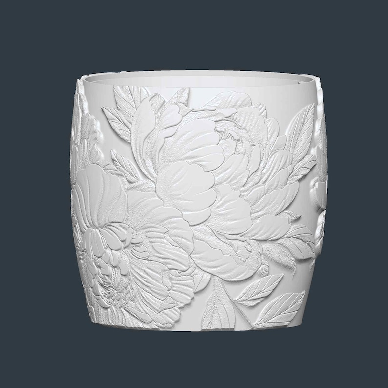 Peut inclure: Vase cylindrique blanc avec un relief d&eacute;taill&eacute; de fleurs et de feuilles de pivoines. Le motif floral est en relief, cr&eacute;ant une surface textur&eacute;e. Le vase a une forme lisse et arrondie, id&eacute;al pour la d&eacute;coration int&eacute;rieure.