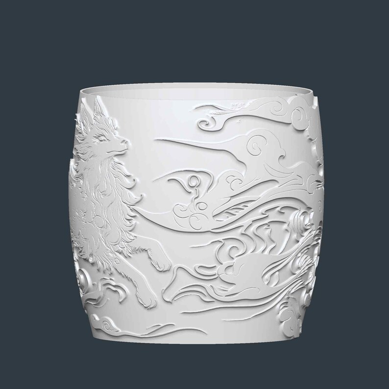 Puede incluir: Un recipiente cil&iacute;ndrico blanco con un detallado relieve tallado. El dise&ntilde;o presenta una criatura parecida a un lobo y patrones de nubes arremolinadas. La obra de arte est&aacute; representada en un estilo tridimensional, creando profundidad y textura.