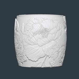Peut inclure: Un pot de fleurs cylindrique blanc avec un motif floral en relief d&eacute;taill&eacute;. Les fleurs et les feuilles en relief enveloppent l'ext&eacute;rieur du pot, cr&eacute;ant une surface textur&eacute;e. Le pot convient &agrave; une utilisation int&eacute;rieure ou ext&eacute;rieure.