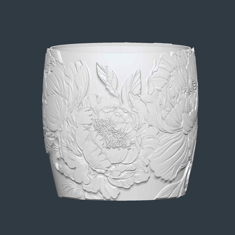 Peut inclure: Vase cylindrique blanc avec un motif floral de pivoines en relief. Le vase pr&eacute;sente des sculptures en relief d&eacute;taill&eacute;es de grandes fleurs et feuilles de pivoines, cr&eacute;ant une surface textur&eacute;e. Le motif est uniforme sur tout le vase.