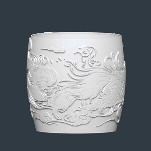 Puede incluir: Objeto decorativo cil&iacute;ndrico blanco con un detallado relieve de un f&eacute;nix y nubes. El dise&ntilde;o envuelve toda la superficie, creando un efecto tridimensional. El objeto tiene un acabado liso y mate.