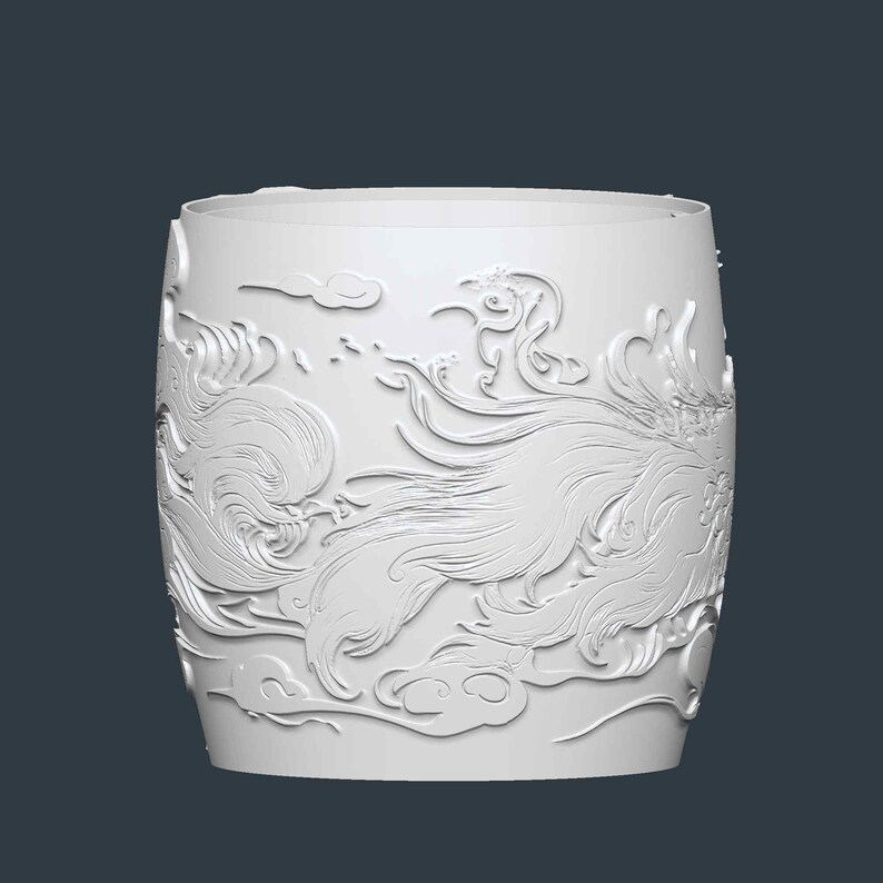 Puede incluir: Objeto decorativo cil&iacute;ndrico blanco con un detallado relieve de un f&eacute;nix y nubes. El dise&ntilde;o envuelve toda la superficie, creando un efecto tridimensional. El objeto tiene un acabado liso y mate.