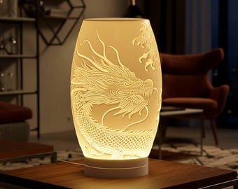 Puede incluir: Una lámpara ovalada de color crema con un detallado relieve de un dragón. La lámpara está iluminada desde el interior, emitiendo un brillo cálido. El diseño del dragón envuelve la superficie de la lámpara, creando un elemento de iluminación decorativo.
