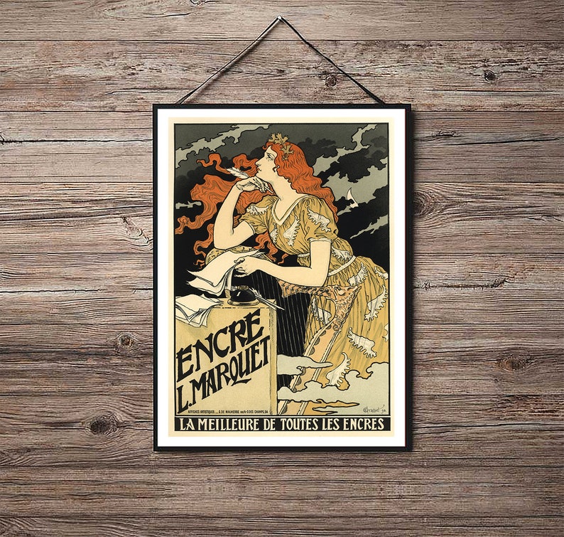 Puede incluir: Un cartel vintage que anuncia la tinta "Encre L.Marquet". El cartel presenta a una mujer con cabello rojo escribiendo con una pluma. El texto del cartel dice "La Meilleure de Toutes les Encres", que se traduce como "La mejor de todas las tintas".